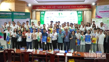 Đại biểu và thí sinh chụp ảnh lưu niệm tại cuộc thi. (Ảnh: HỮU NGHĨA)