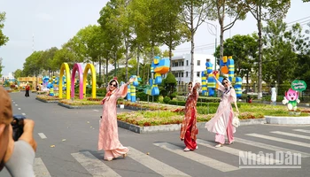 Nhiều du khách, nghệ sĩ nhiếp ảnh đã tìm đến đường hoa ngay sau ngày khai mạc. (Ảnh: HỮU NGHĨA)