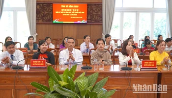 Đại biểu tham dự buổi gặp gỡ. (Ảnh: HỮU NGHĨA)