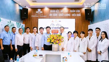 Bí thư Tỉnh ủy Đồng Tháp Lê Quốc Phong cùng lãnh đạo thành phố Sa Đéc tặng hoa chúc mừng Nha khoa Phương Thành. (Ảnh: K.NH)
