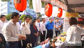 Đại biểu tham quan các gian hàng. (Ảnh: HỮU NGHĨA)
