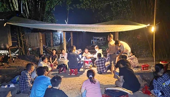 Các đối tượng tham gia đánh bạc ăn thua bằng tiền bị bắt quả tang. (Ảnh: Công an tỉnh Đồng Tháp)