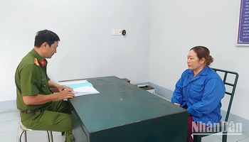Phan Thị Kim Luyến tại cơ quan công an. (Ảnh: Công an tỉnh Đồng Tháp)