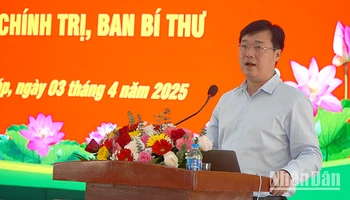 Ủy viên Trung ương Đảng, Bí thư Tỉnh ủy Đồng Tháp Lê Quốc Phong triển khai chuyên đề về sắp xếp tổ chức bộ máy. (Ảnh: HỮU NGHĨA)