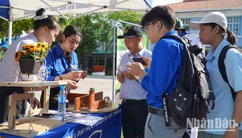 Học sinh, giáo viên tìm hiểu các thông tin tại ngày hội. (Ảnh: HỮU NGHĨA)