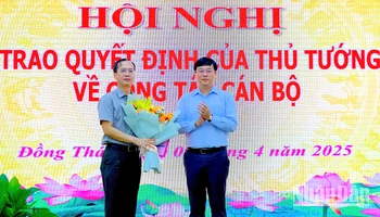 Ủy viên Trung ương Đảng, Bí thư Tỉnh ủy Đồng Tháp Lê Quốc Phong trao quyết định của Thủ tướng Chính phủ cho ông Trần Trí Quang và tặng hoa chúc mừng. (Ảnh: NHƯ ANH)