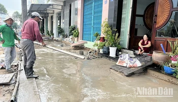 Đơn vị thi công đã hoàn trả lại mặt đường phía trước nhà các hộ dân, đẩy nhanh tiến độ đổ bê-tông. (Ảnh: HỮU NGHĨA)