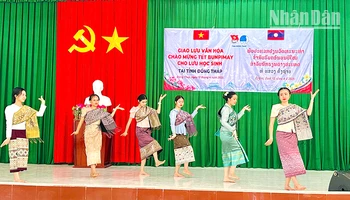 Tiết mục giao lưu văn nghệ của các lưu học sinh Lào. (Ảnh: NHƯ ANH)