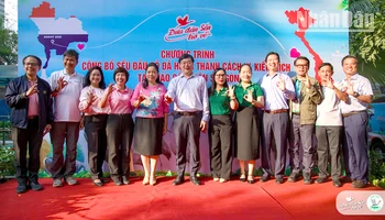 Các đại biểu tham dự lễ vui mừng “Đưa đàn Sếu trở về”. (Ảnh: Ban tổ chức cung cấp)