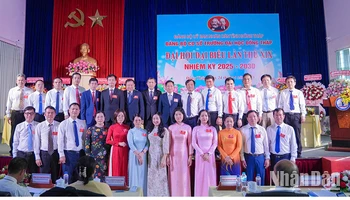 Ban Chấp hành Đảng bộ cơ sở Trường đại học Đồng Tháp ra mắt Đại hội. (Ảnh: HOÀI PHONG)