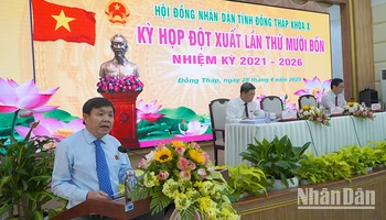 Phó Bí thư Thường trực Tỉnh ủy, Chủ tịch Hội đồng nhân dân tỉnh Đồng Tháp Phan Văn Thắng phát biểu tại kỳ họp. (Ảnh: HỮU NGHĨA)