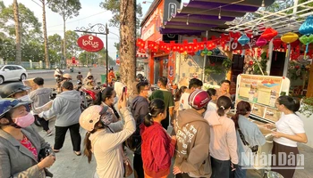 Bạn đọc tại tỉnh Đồng Tháp xếp hàng nhận phụ san tại quán Lotus Coffee. (Ảnh: Bạn đọc cung cấp)