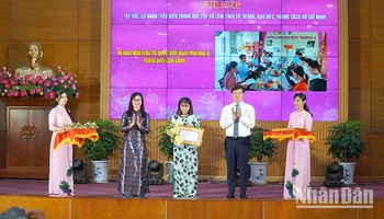 Bí thư Tỉnh ủy Đồng Tháp Lê Quốc Phong; Trưởng Ban Tuyên Giáo và Dân vận Tỉnh ủy Đồng Tháp Nguyễn Thị Kim Tuyến tuyên dương, khen thưởng một trong các tập thể tiêu biểu. (Ảnh: HỮU NGHĨA)