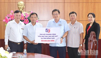 Phó Chủ tịch Ủy ban Mặt trận Tổ quốc Việt Nam tỉnh Đồng Tháp Võ Chí Hữu (thứ hai từ trái sang) tiếp nhận số tiền ủng hộ của đơn vị tài trợ. (Ảnh: NHƯ ANH)