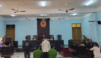 Bị cáo Nguyễn Duy Sâm (áo khoác đen) và bị cáo Bùi Viết Minh Quân tại phiên tòa.