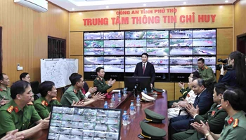 Chủ tịch nước Lương Cường thăm, động viên cán bộ, chiến sĩ công an Phú Thọ tại Trung tâm Thông tin chỉ huy, đặt tại Khu di tích lịch sử Đền Hùng. (Ảnh: NGỌC LONG)