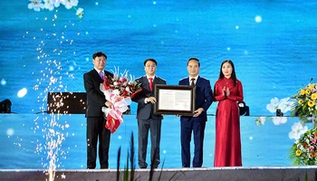 Lãnh đạo tỉnh Tuyên Quang trao Quyết định công nhận Khu du lịch sinh thái Na Hang-Lâm Bình là Khu du lịch cấp tỉnh cho lãnh đạo Ủy ban nhân dân huyện Na Hang và huyện Lâm Bình.