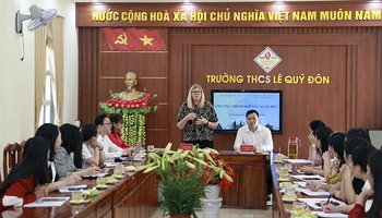 Bà Kelly Pattison, Giám đốc tổ chức Circular Learning, chia sẻ, trao đổi kinh nghiệm và các phương pháp dạy học hiện đại cho đội ngũ giáo viên tiếng Anh của thành phố Tuyên Quang.