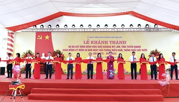 Các đại biểu cắt băng khánh thành Bệnh viện Suối khoáng Mỹ Lâm.