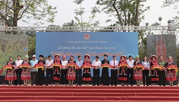 Các đại biểu cắt băng công bố, ra mắt sản phẩm du lịch “Chiến khu xưa-Trải nghiệm mới”.
