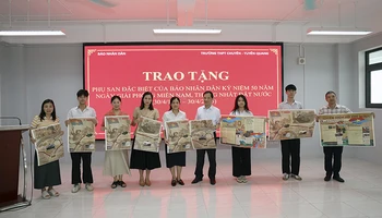 Trưởng Văn phòng đại diện Báo Nhân Dân tại Tuyên Quang trao tặng phụ san đặc biệt cho thầy, cô giáo và các em học sinh trường THPT Chuyên Tuyên Quang.