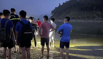 Các lực lượng chức năng triển khai tìm kiếm nạn nhân.