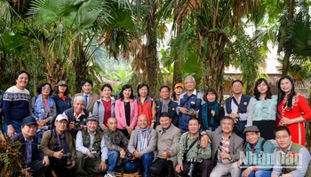 Các đại biểu chụp ảnh lưu niệm tại Khu Di tích lịch sử Quốc gia, nơi khai sinh ngành Điện ảnh và Nhiếp ảnh Việt Nam (khu Đồi cọ, Điềm Mặc, Định Hoá, Thái Nguyên).
