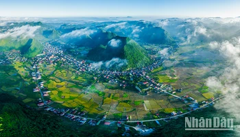 Làng Quỳnh Sơn nằm trong thung lũng, ở độ cao hơn 600m, giữa các dãy núi đá vôi cho nên quanh năm nhiều sương mù, mây phủ. (Ảnh: VĂN TRƯỜNG).