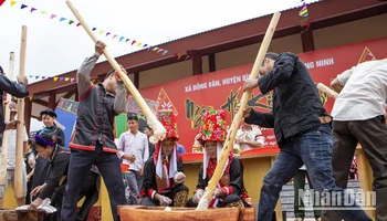 Người dân tham gia thi giã bánh dày - một hoạt động truyền thống trong ngày hội Kiêng gió.