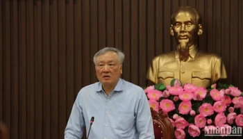 Phó Thủ tướng Thường trực Chính phủ Nguyễn Hòa Bình phát biểu kết luận tại buổi làm việc.