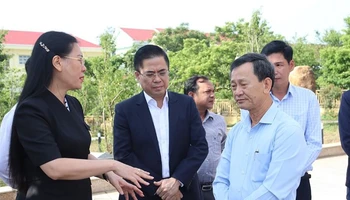 Lãnh đạo tỉnh Quảng Ngãi và Kon Tum trao đổi bên lề Hội nghị triển khai thực hiện chủ trương của Trung ương việc sáp nhập đơn vị hành chính cấp tỉnh Quảng Ngãi và Kon Tum diễn ra vào sáng 15/4 tại hội trường Huyện ủy Kon Plông (Kon Tum).