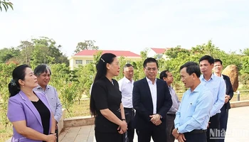 Lãnh đạo tỉnh Quảng Ngãi và Kon Tum trao đổi bên lề Hội nghị triển khai thực hiện chủ trương của Trung ương việc sáp nhập đơn vị hành chính cấp tỉnh Quảng Ngãi và Kon Tum diễn ra vào sáng 15/4 tại hội trường Huyện ủy Kon Plông (Kon Tum).