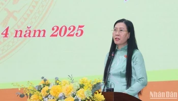 Đồng chí Bùi Thị Quỳnh Vân, Ủy viên Trung ương Đảng, Bí thư Tỉnh ủy, Chủ tịch Hội đồng nhân dân tỉnh Quảng Ngãi phát biểu tại kỳ họp.