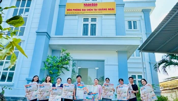 Đại diện Văn phòng Báo Nhân Dân tại Quảng Ngãi trao tặng phụ san đặc biệt của Báo Nhân Dân cho các bạn trẻ.