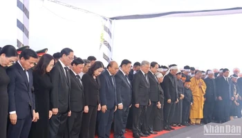 Các đồng chí lãnh đạo, nguyên lãnh đạo Đảng, Nhà nước; lãnh đạo, nguyên lãnh đạo tỉnh Quảng Ngãi; Mặt trận Tổ quốc Việt Nam và gia đình kính cẩn nghiêng mình dành một phút mặc niệm tiễn biệt nguyên Chủ tịch nước Trần Đức Lương.