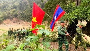 Đội hình của Đồn Biên phòng Mỹ Lý, Bộ đội Biên phòng tỉnh Nghệ An cùng Đại đội Biên phòng 217, Bộ Chỉ huy Quân sự tỉnh Hủa Phăn (Lào) thực hiện tuần tra.