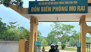 Cán bộ Đồn Biên phòng Mo Rai chở A Ứng đến trường.