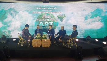 Các đại biểu tham dự họp báo.