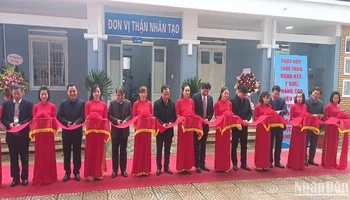 Các đại biểu cắt băng khai trương cơ sở chạy thận nhân tạo tại Trung tâm Y tế huyện Hòa An, tỉnh Cao Bằng.
