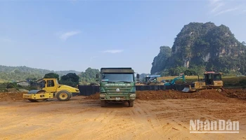 Doanh nghiệp dự án đang triển khai 42 mũi thi công dự án đường bộ cao tốc Đồng Đăng-Trà Lĩnh, tuy nhiên, một số vướng mắc về mặt bằng có thể ảnh hưởng tiến độ dự án.