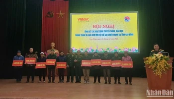 Trung tâm Hành động bom mìn quốc gia Việt Nam hỗ trợ gia đình nạn nhân bị tai nạn bom mìn tại tỉnh Cao Bằng.