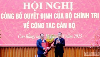 Đồng chí Lê Minh Hưng, Trưởng Ban Tổ chức Trung ương trao quyết định điều động, chỉ định đồng chí Quản Minh Cường giữ chức Bí thư Tỉnh ủy Cao Bằng.