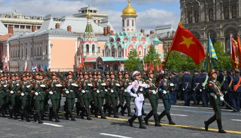 Đoàn Quân đội nhân dân Việt Nam tiến qua lễ đài duyệt binh Ngày Chiến thắng. (Ảnh: RIA Novosti)