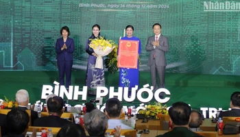 Phó Thủ tướng Chính phủ Trần Hồng Hà trao Quyết định của Thủ tướng Chính phủ phê duyệt, điều chỉnh quy hoạch tỉnh Bình Phước thời kỳ 2021-2030, tầm nhìn 2050.