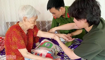 Tổ công tác đến tận nhà thu mẫu sinh trắc ADN của thân nhân các liệt sĩ.