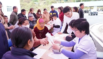 Các thầy thuốc triển khai thăm khám sức khoẻ cho người dân huyện Nậm Nhùn