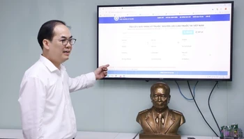 Tiến sĩ Tạ Mạnh Hùng, Phó Cục trưởng Cục Quản lý dược (Bộ Y tế) hướng dẫn người dân cách tra cứu thông tin thuốc.