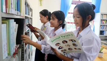 Học sinh Trường phổ thông Dân tộc nội trú huyện Tiểu Cần, tỉnh Trà Vinh đọc sách tại thư viện trường. (Ảnh MINH KHỞI)
