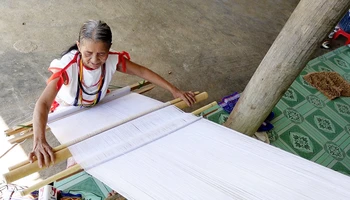 Phụ nữ Rơ Măm ở làng Le, xã Mô Rai, huyện Sa Thầy dệt thổ cẩm.