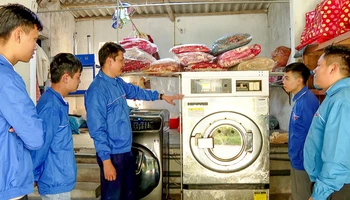 Nhờ có nguồn vốn hỗ trợ khởi nghiệp của Ðoàn Thanh niên, anh Lê Văn Hiệp, Bí thư Chi đoàn thôn Trường Thịnh, xã Trường Yên, huyện Hoa Lư (Ninh Bình) đã mở một xưởng giặt là công nghiệp, nhờ đó kinh tế gia đình ngày càng ổn định. (Ảnh Thanh Thu)